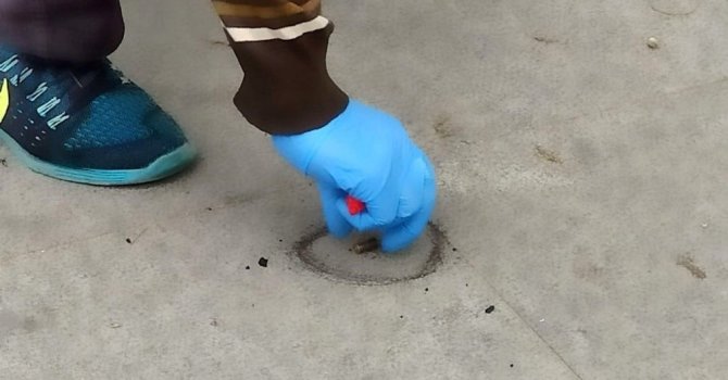 Polis, Silahlı Şahsın Üzerine Atılarak Engellemeye Çalıştı