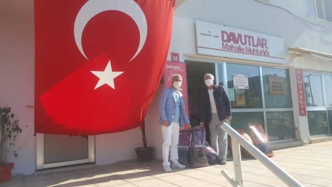 Kuşadası’nda Muhtarlara Ve Hayvanseverlere Kedi-köpek Maması Dağıtıldı