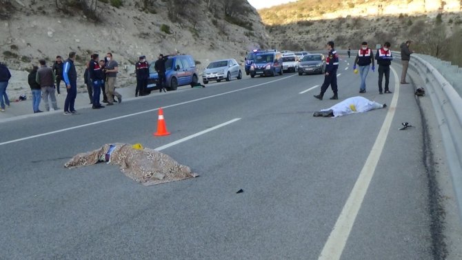 Motosiklet Bariyerlere Çarptı: 2 Ölü