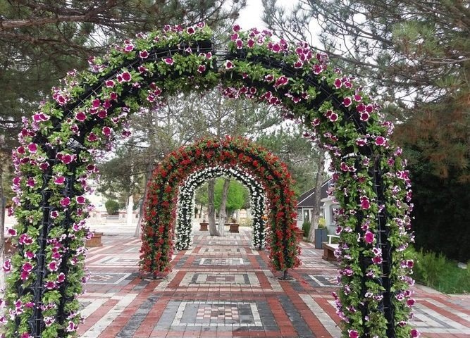 Sandıklı Çiçeklerle Donatıldı