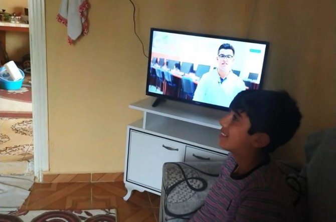 Televizyonları Olmadığı İçin Eba’yı Takip Edemeyen 5 Öğrenciyi Sevindirdiler