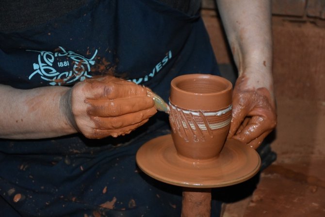 Dedesinin Mesleğini Yaşatmak İçin 50 Yaşında Çömlek Ustası Oldu