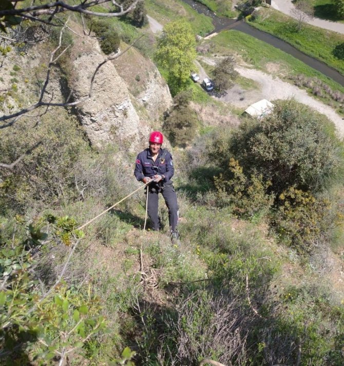 Mahsur Kalan Keçiyi İtfaiye Kurtardı