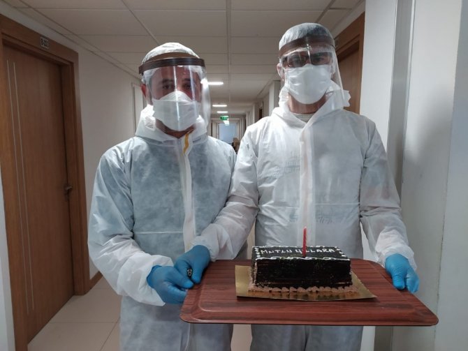 Karantinadaki Minik Alparslan’a Doğum Günü Sürprizi