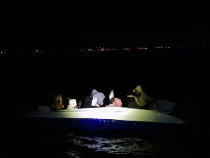 Denizde Sürüklenen 13 Sığınmacı Kurtarıldı