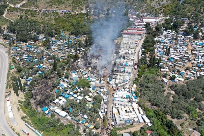 Sisam Adası’ndaki Yangınzede Göçmenler Sokaklarda Yatıyor