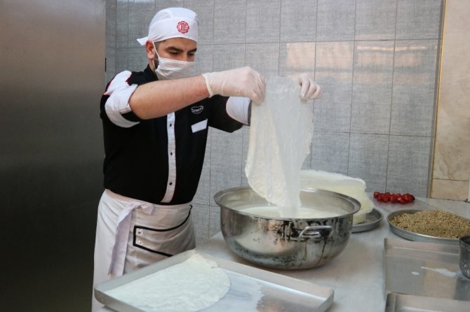 Ramazan’ın Vazgeçilmezi Güllaç Sofraları Süslemeye Başladı