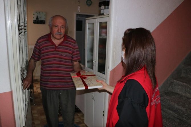 Kitap Okuyana ‘Simav Nüfus Defteri 1840’ Kitabı Hediye