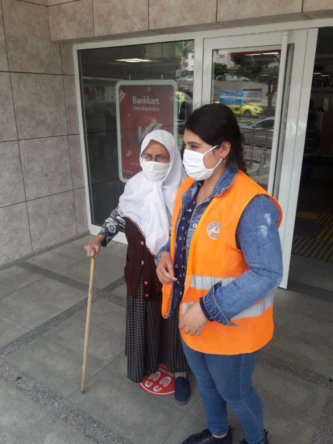 Yaşlı Kadının Maaşını Çekmesine Yardımcı Oldular