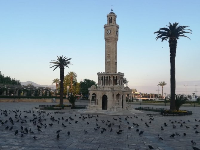 İzmir’de Cadde Ve Meydanlar Boş Kaldı