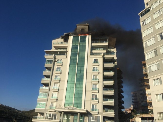 İzmir’de Hareketli Dakikalar: 10 Katlı Bina Boşaltıldı