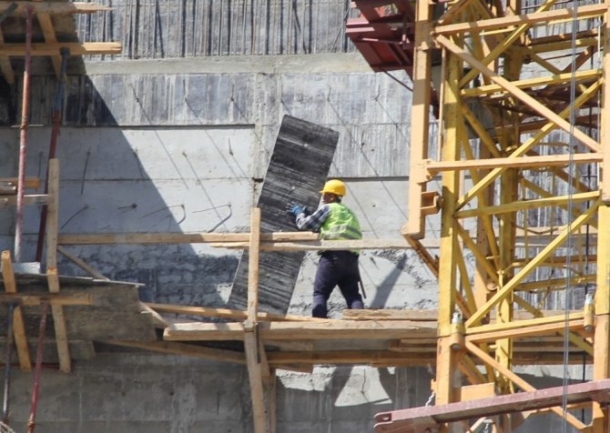 Sokağa Çıkma Kısıtlamasında 1 Mayıs’ı Çalışarak Geçirdiler