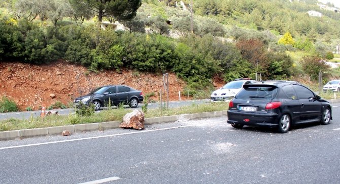 Yola Düşen Kaya Parçasından Şans Eseri Kurtuldular
