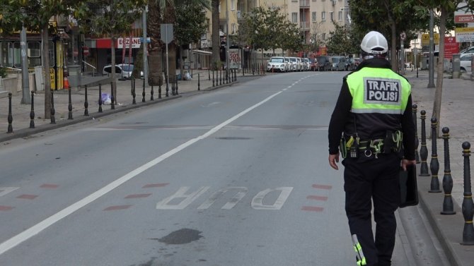 Denizli’de Vatandaşlar Sokağa Çıkma Kısıtlamasına Riayet Ediyor