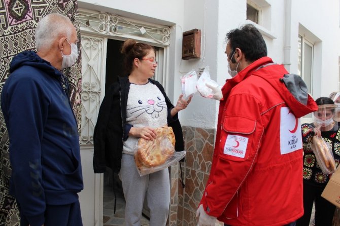 Bu Kez Sıcak Pidenin Yanında Maske Ve Dezenfektan Dağıttılar