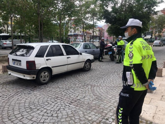 Sokağa Çıkma Kısıtlamasını İhlal Edip Polisten Kaçan 2 Kişiye 13 Bin Tl Ceza