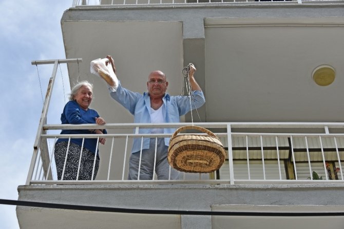 Mahallelerde Ekmek Ve Pide Satışı Yapılıyor