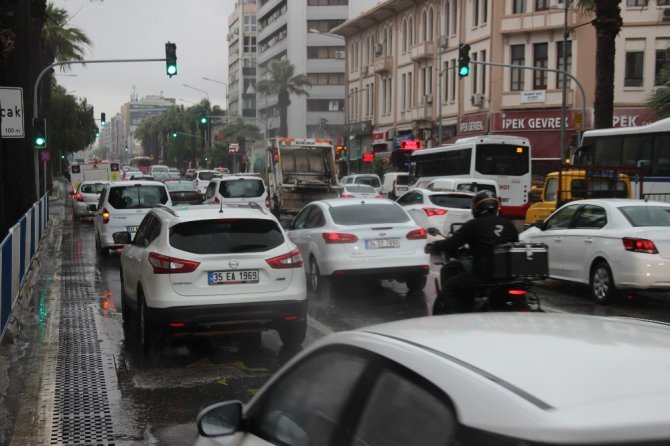 Kısıtlamanın Ardından İzmir’de İlk İş Gününde Yoğun Trafik