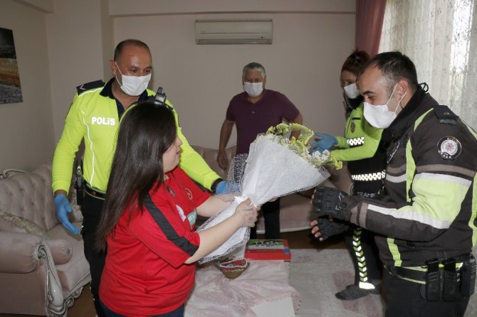 Polisten Down Sendromlu Milli Sporcuya Trafik Eğitim Seti Ve Kupa