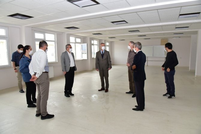 Vali Deniz Okullarda İncelemelerde Bulundu