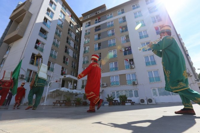 Yurtta Karantina Süresi Tamamlananlar Mehter Marşı Ve Fidanlarla Uğurlandı