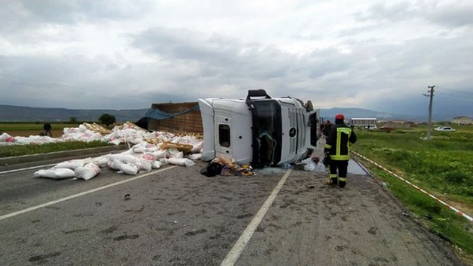 Denizli’de Hafif Ticari Araç Tıra Çarptı: 2 Yaralı