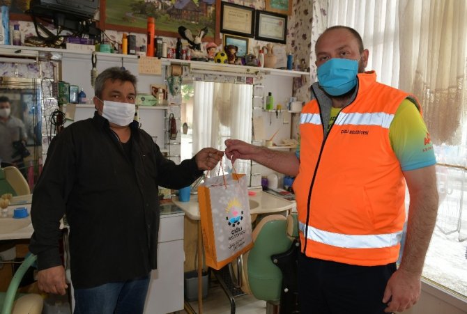 Çiğli’de Berber Ve Kuaförlere Hijyen Setleri Dağıtılmaya Başlandı
