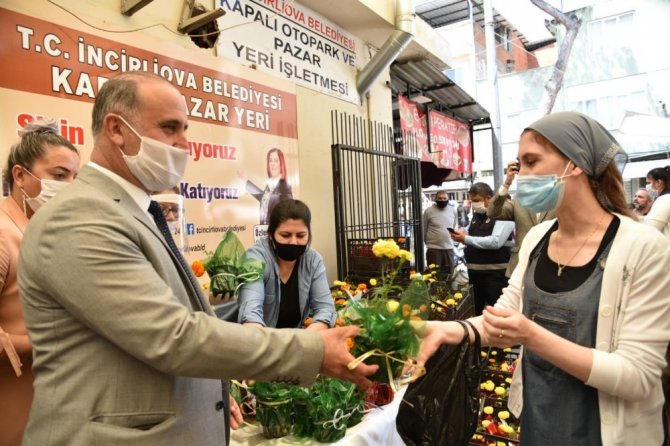 Başkan Kaya’dan Annelere Çiçek
