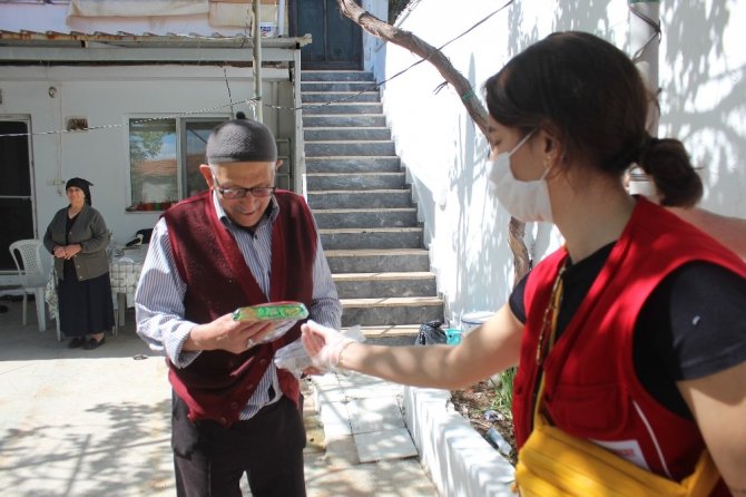 Kızılay Hafta Sonu Sokağa Çıkacak 65 Yaş Üstü Vatandaşlara Maske Dağıttı