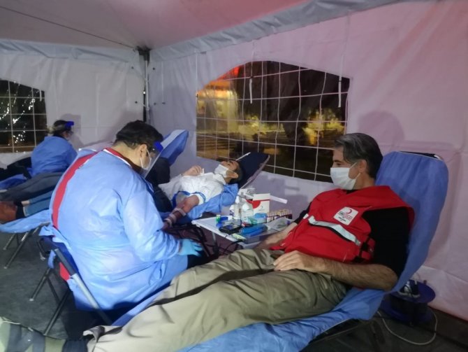 İzmir’de İftar Sonrası Kızılay’a Kan Bağışı