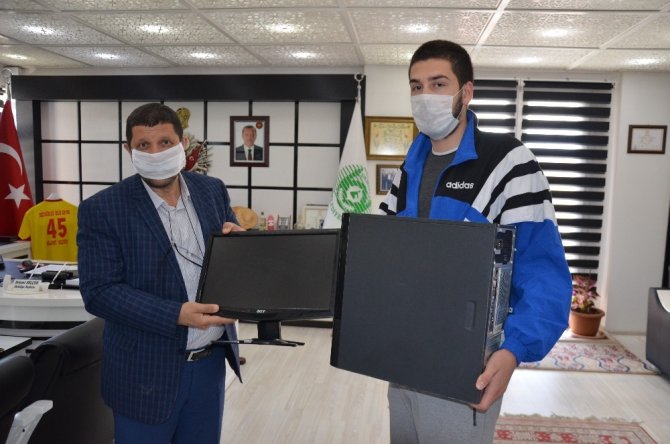 Demirci’de Uzaktan Eğitime Katılamayan Öğrenciye Bilgisayar Hediyesi