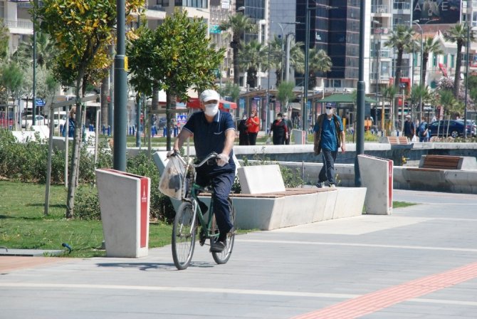 65 Yaş Ve Üstü Vatandaşlar Soluğu Sahilde Aldı