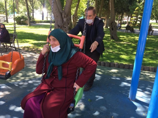 İzinli Dışarı Çıkan Yaşlı Vatandaşların Salıncak Sevinci