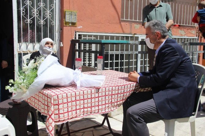 Vali Ayyıldız, 106 Yaşındaki Fadime Ninenin Anneler Günü’nü Kutladı