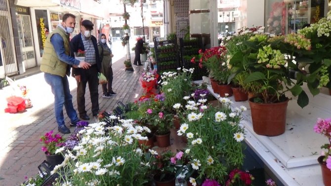 Anneler Günü Çiçekçilerin Yüzünü Güldürdü