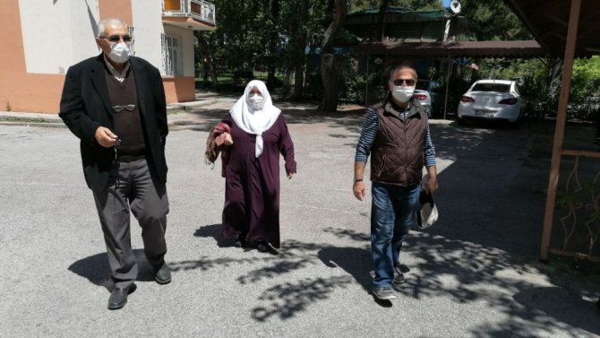 50 Gün Sonra İlk Kez Dışarı Çıktılar