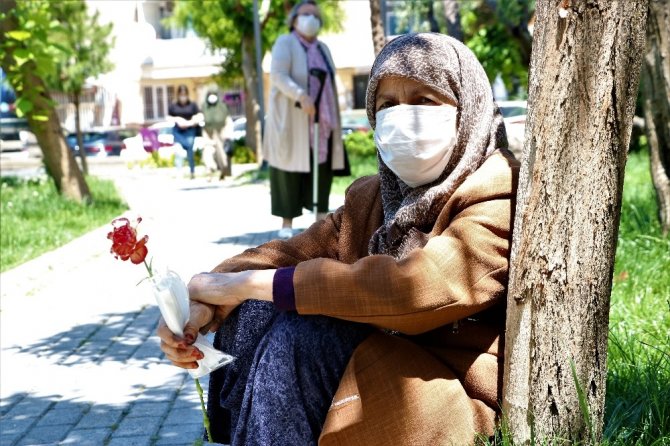 Manisalı Muhtardan Parkta Dolaşan 65 Yaş Üstü Annelere Sürpriz