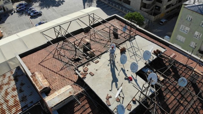 Kısıtlamada Çatıdan Uçurtma Uçurarak Çocukluğuna Geri Döndü