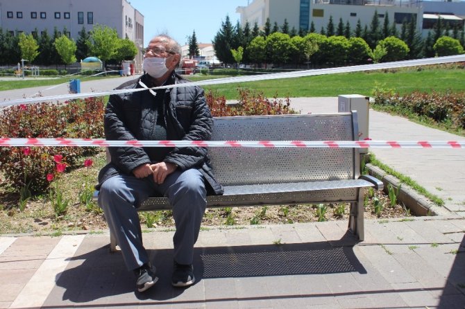 Uşak’ta Sokağa Çıkan Yaşlı Vatandaşlar: “Yürümeyi Unutmuşuz”