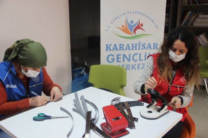 Mobilyada Kullanılan ’Jumbo’ İle 5 Dakikada Siperlikli Maske Üretiyorlar