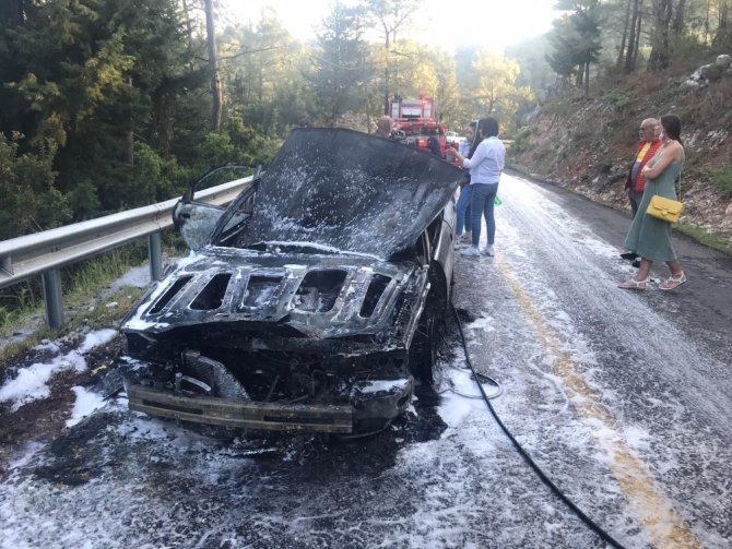 Marmaris’te Yanan Araç Kullanılmaz Hale Geldi