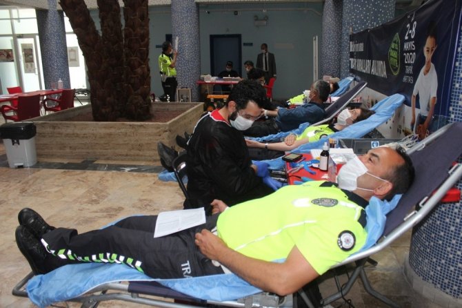 Emniyetten Kan Stokları Azalan Kızılay’a Kan Bağışı