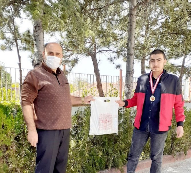 Okul Müdüründen Öğrencilere Motivasyon Ödülü