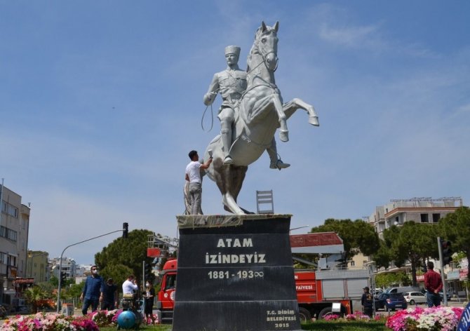Didim’de Atatürk Heykelleri Boyandı