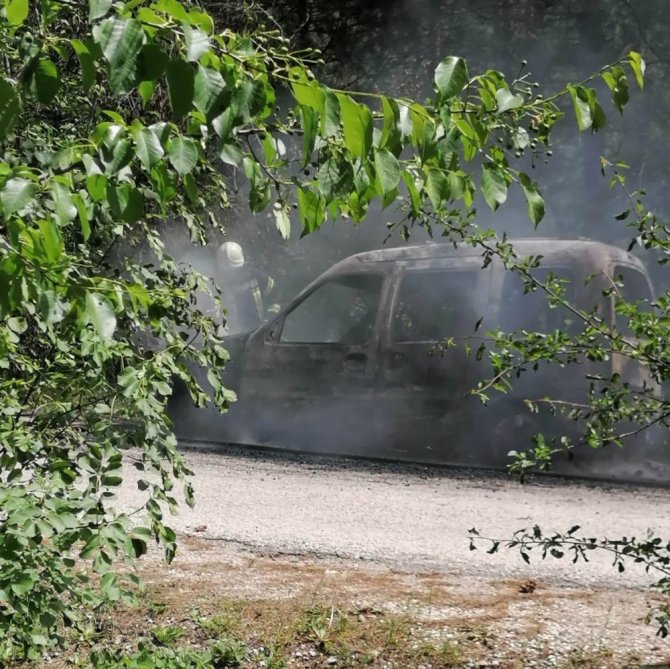 Spil Dağı’ndaki Araç Yangını Korkuttu