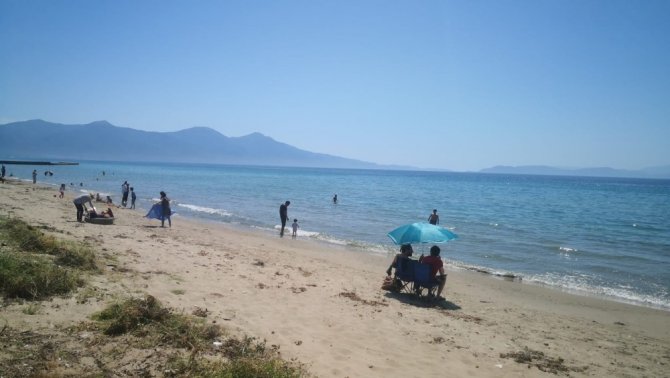 40 Gün Sonra Sokağa Çıkan Çocuklar, Kuşadası’nda Plajlara Koştu