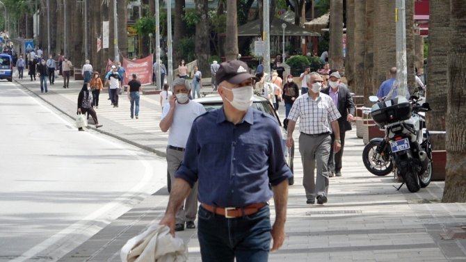 Maskesiz Dolaşan Vatandaş: "Korona Neredeyse Gelsin Bulsun Beni"