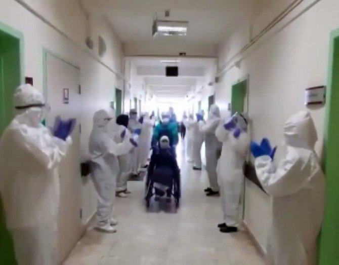 Korona Virüs Tedavisi Biten 4 Hasta Sağlık Çalışanları Tarafından Alkışlarla Uğurlandı