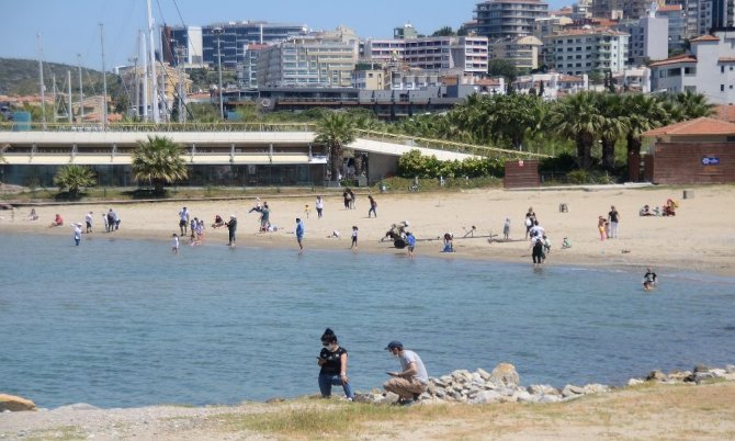 Başkan Günel, Kuşadası’nda Çocuklara Özel Maske Ve Hediye Dağıttı
