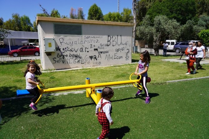 Parka Koşan Çocuklara Oyuncak Dağıtıldı